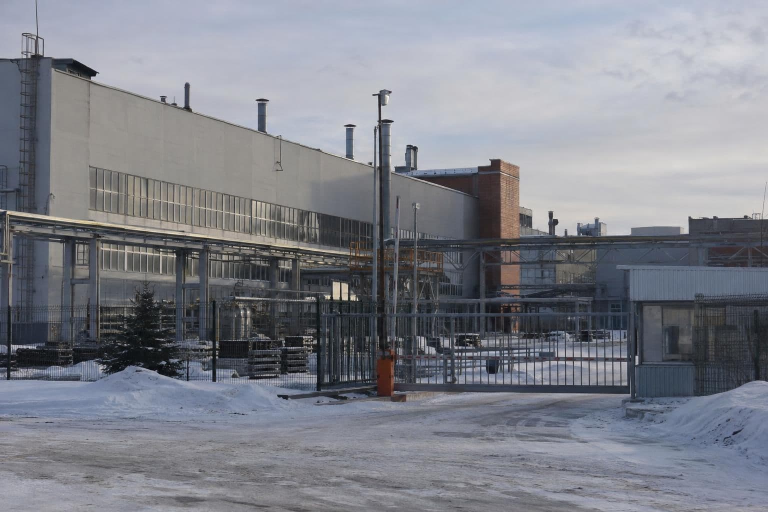 Exterior of the Sasta machine-tool plant grounds in Sasovo, with no visible fire or strike damage.